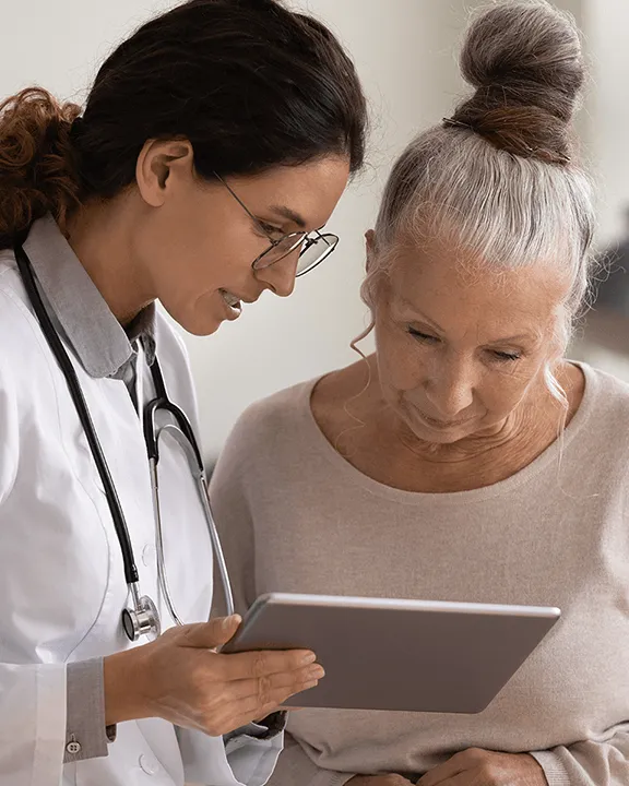 Ärztin mit älterer Patientin am Tablet Ärztin mit älterer Patientin am Tablet